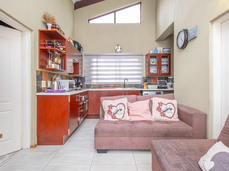 Chic City Living at Place de Tertre: Modern 2-Bed Haven - Photo 2