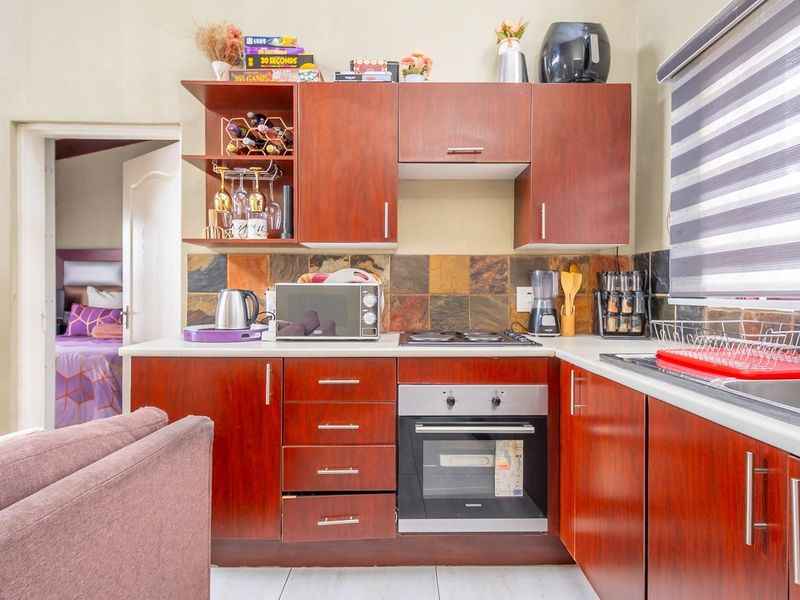 Chic City Living at Place de Tertre: Modern 2-Bed Haven - Photo 3