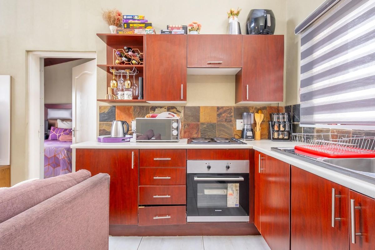 Chic City Living at Place de Tertre: Modern 2-Bed Haven - Photo 3