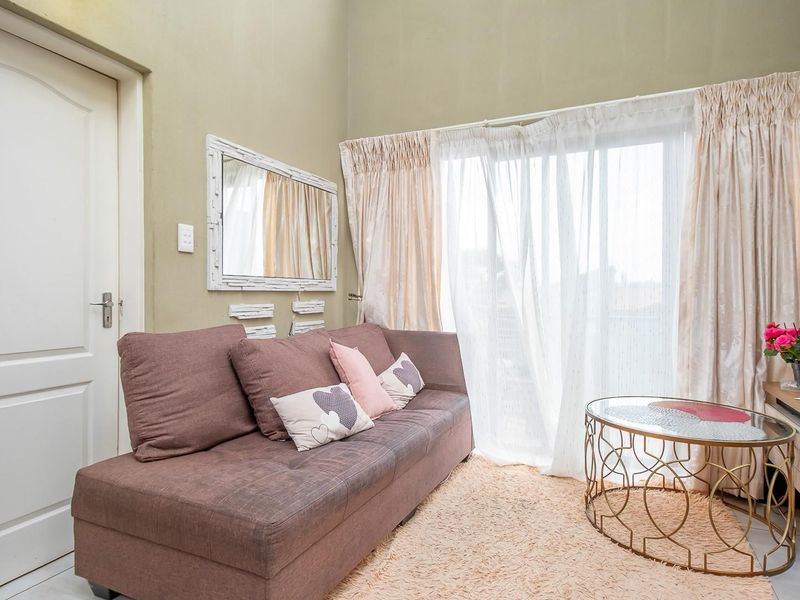 Chic City Living at Place de Tertre: Modern 2-Bed Haven - Photo 7