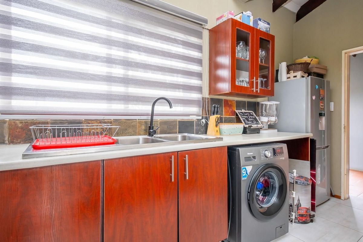 Chic City Living at Place de Tertre: Modern 2-Bed Haven - Photo 5