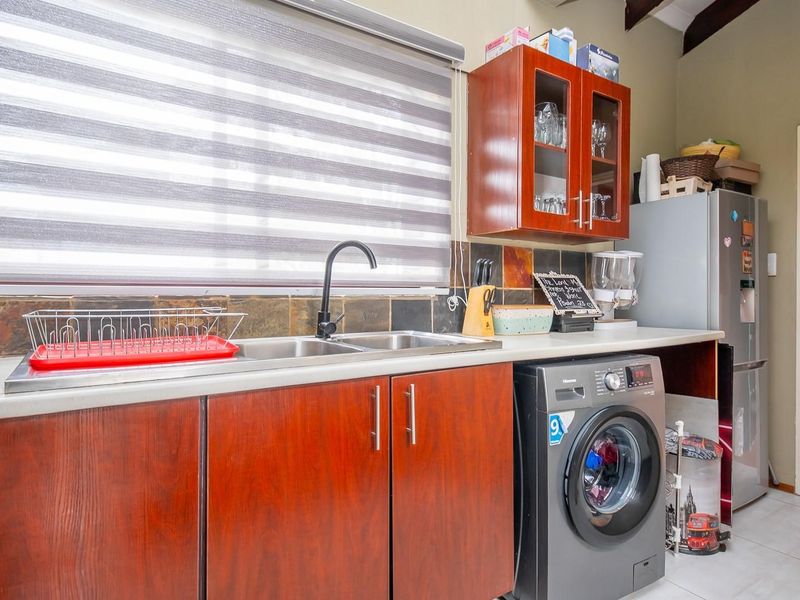 Chic City Living at Place de Tertre: Modern 2-Bed Haven - Photo 5