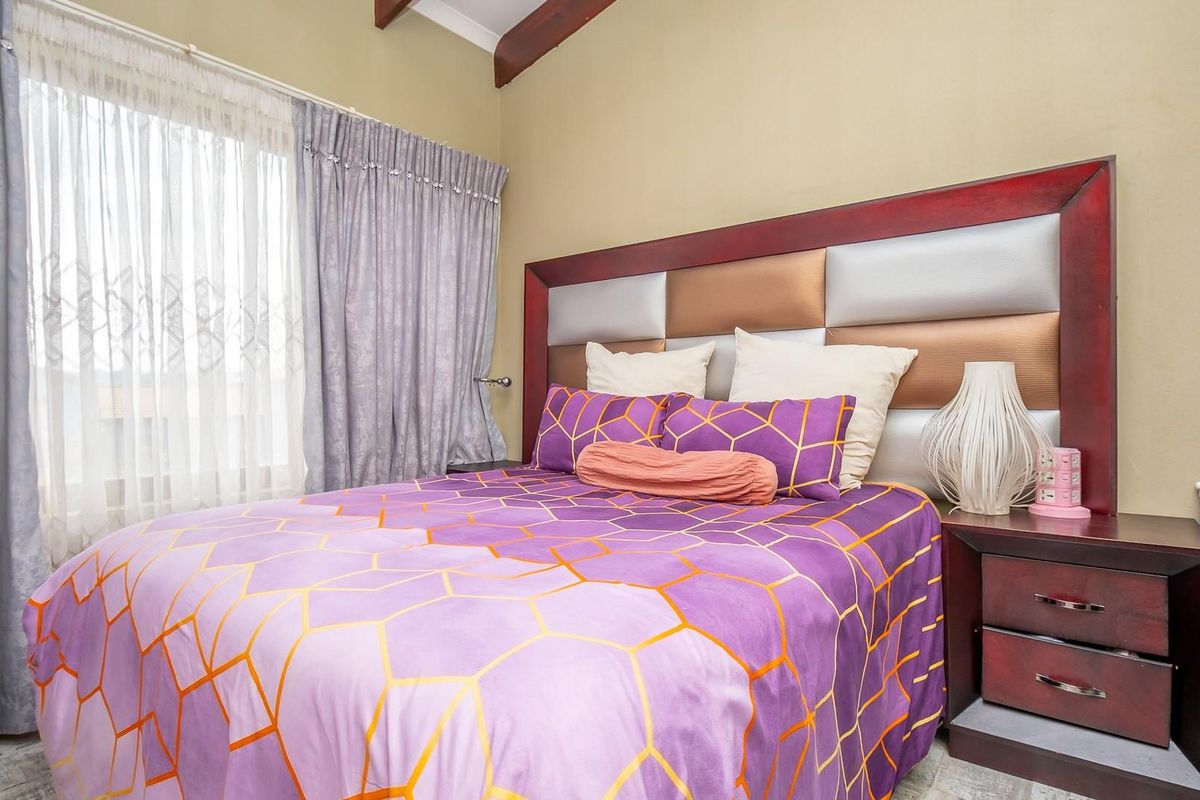 Chic City Living at Place de Tertre: Modern 2-Bed Haven - Photo 4