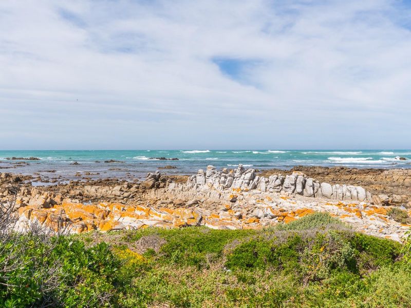 Oceanview holiday home with separate flatlet in Agulhas - Photo 9