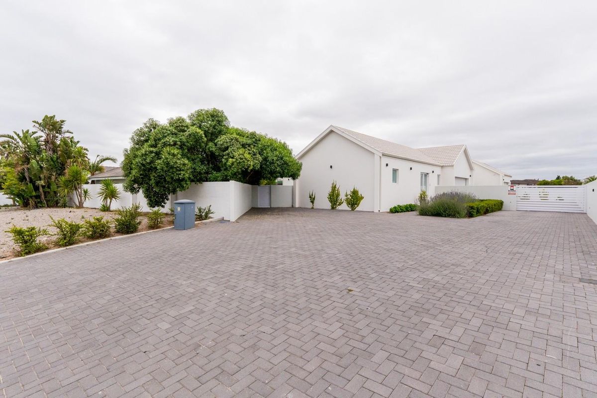 Versatile 6-Bedroom Property with 3 Separate Dwellings - Photo 3