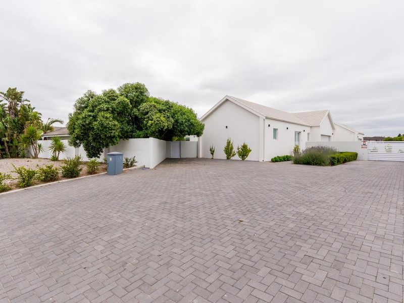 Versatile 6-Bedroom Property with 3 Separate Dwellings - Photo 3