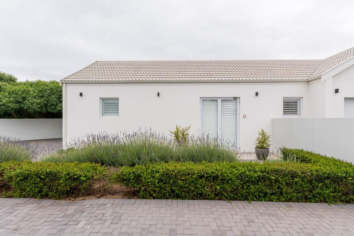 Versatile 6-Bedroom Property with 3 Separate Dwellings - Photo 5