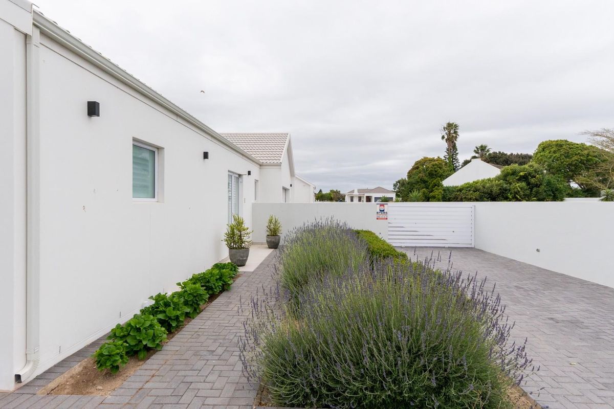 Versatile 6-Bedroom Property with 3 Separate Dwellings - Photo 4