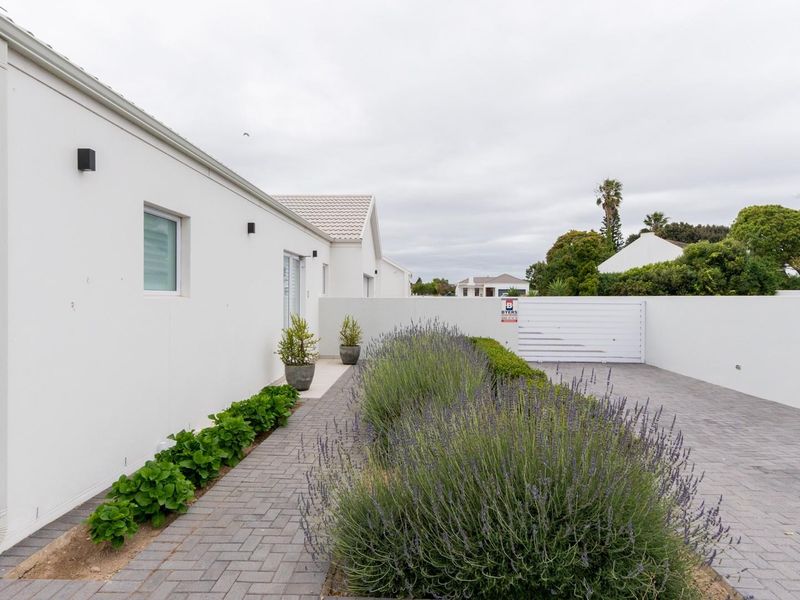 Versatile 6-Bedroom Property with 3 Separate Dwellings - Photo 4