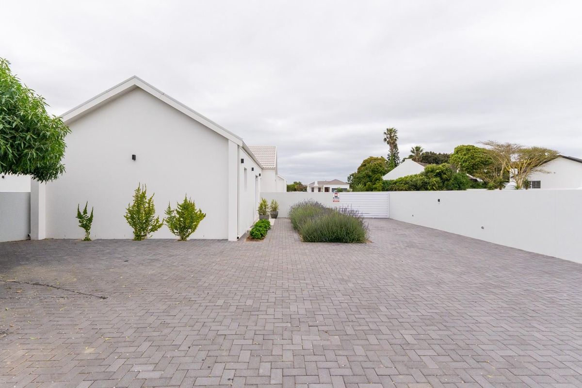 Versatile 6-Bedroom Property with 3 Separate Dwellings - Photo 2