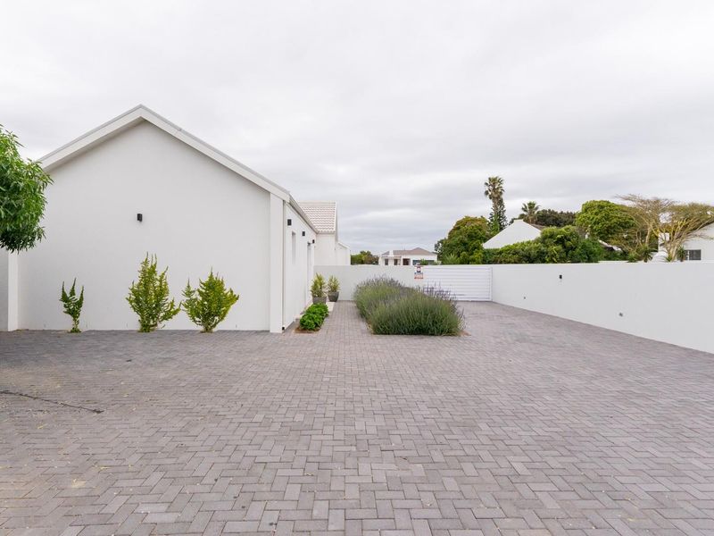 Versatile 6-Bedroom Property with 3 Separate Dwellings - Photo 2