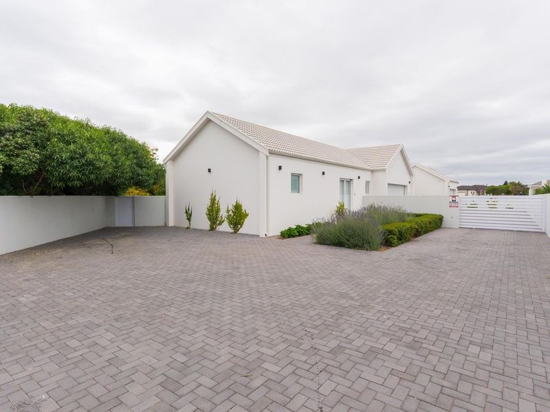 Versatile 6-Bedroom Property with 3 Separate Dwellings - Photo 1