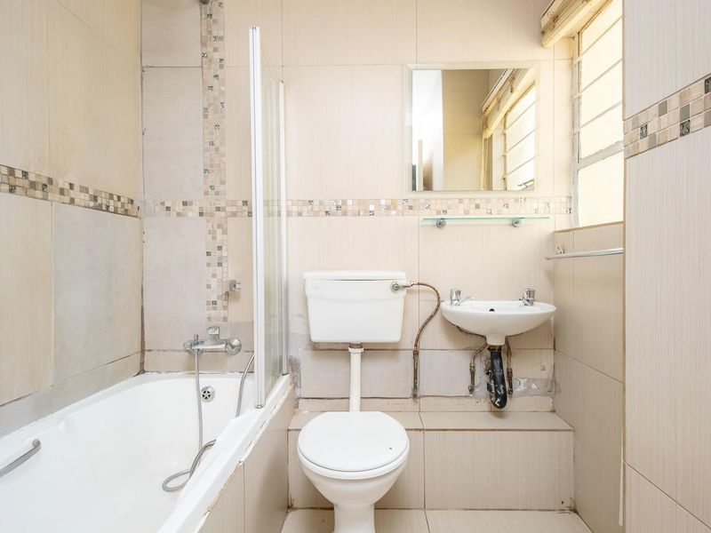 Charming Ground Floor Apartment - Secure and Convenient Living - Photo 10