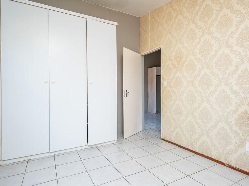 Charming Ground Floor Apartment - Secure and Convenient Living - Photo 9