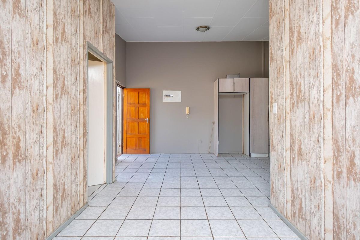 Charming Ground Floor Apartment - Secure and Convenient Living - Photo 5