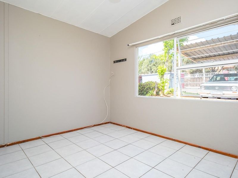 Charming Ground Floor Apartment - Secure and Convenient Living - Photo 8