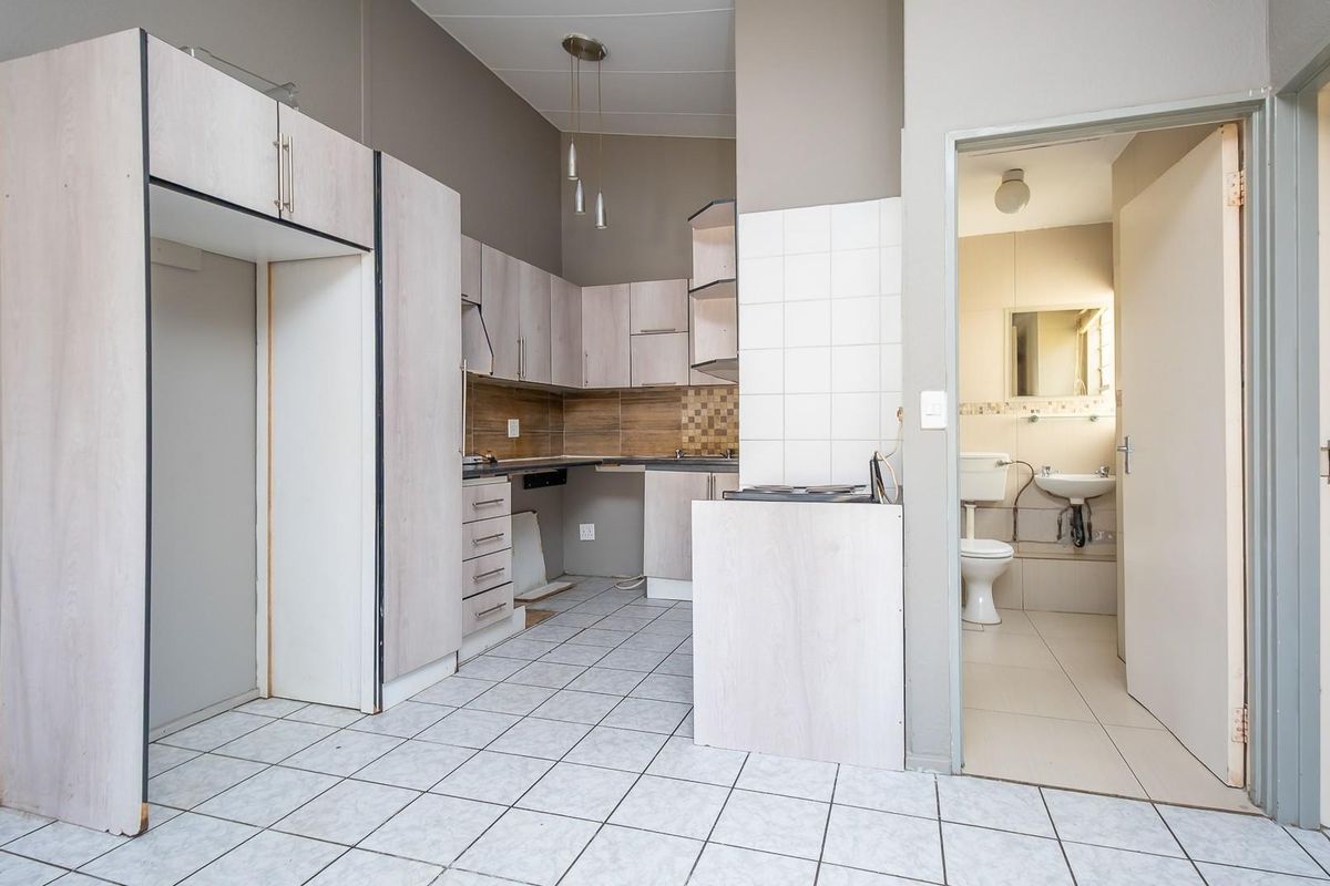 Charming Ground Floor Apartment - Secure and Convenient Living - Photo 2