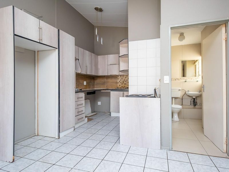 Charming Ground Floor Apartment - Secure and Convenient Living - Photo 2