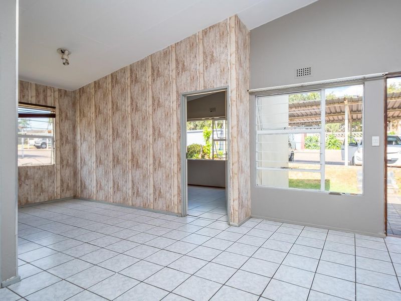 Charming Ground Floor Apartment - Secure and Convenient Living - Photo 4