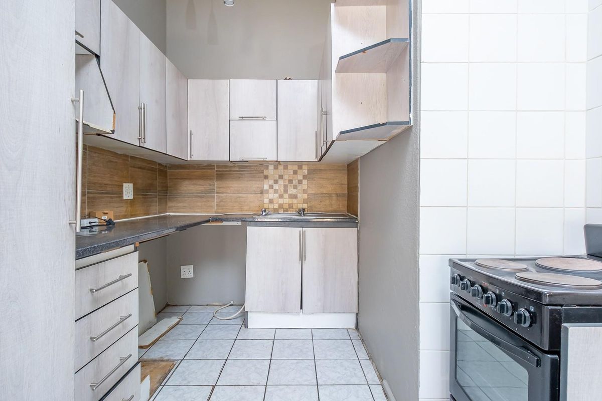 Charming Ground Floor Apartment - Secure and Convenient Living - Photo 3