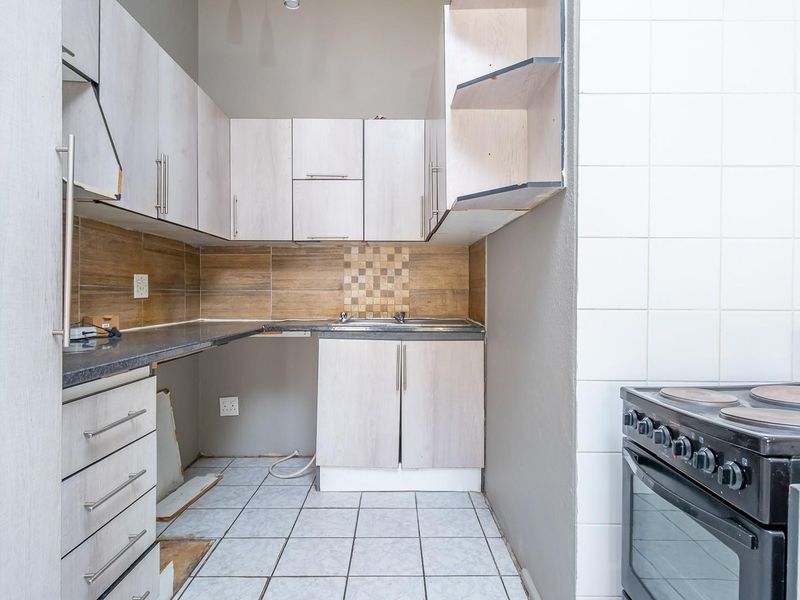 Charming Ground Floor Apartment - Secure and Convenient Living - Photo 3