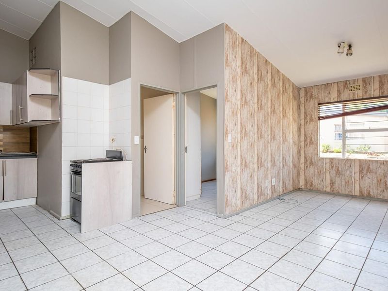 Charming Ground Floor Apartment - Secure and Convenient Living - Photo 1