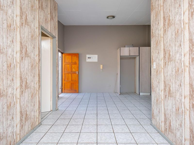 Charming Ground Floor Apartment - Secure and Convenient Living - Photo 6