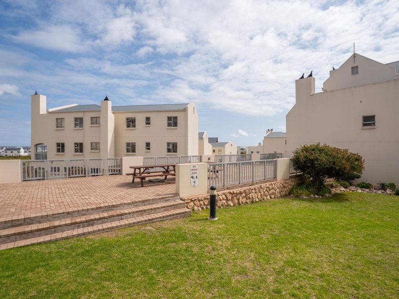 Spectacular FULLY FURNISHED, GROUND FLOOR 2-bedroom apartment in the ever-popular Sunset Heights - Photo 2