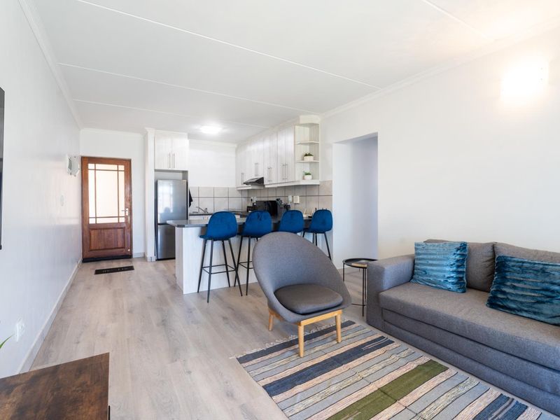 Spectacular FULLY FURNISHED, GROUND FLOOR 2-bedroom apartment in the ever-popular Sunset Heights - Photo 10