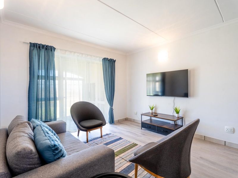 Spectacular FULLY FURNISHED, GROUND FLOOR 2-bedroom apartment in the ever-popular Sunset Heights - Photo 9