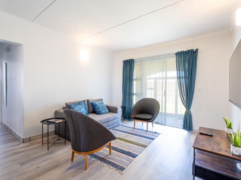 Spectacular FULLY FURNISHED, GROUND FLOOR 2-bedroom apartment in the ever-popular Sunset Heights - Photo 8