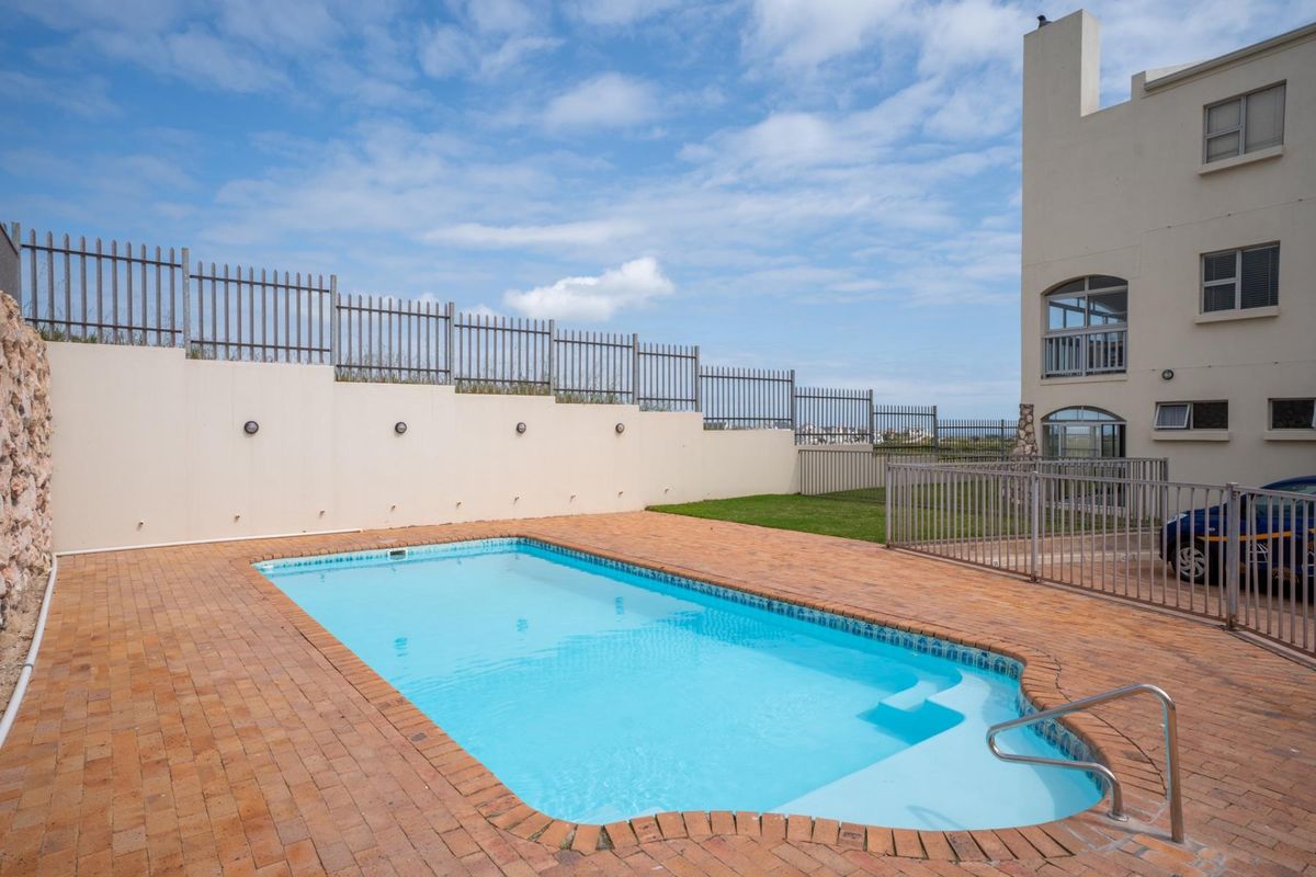 Spectacular FULLY FURNISHED, GROUND FLOOR 2-bedroom apartment in the ever-popular Sunset Heights - Photo 4