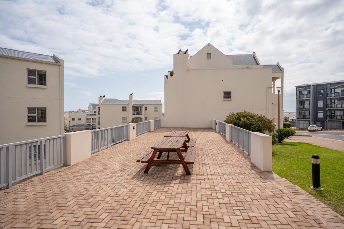 Spectacular FULLY FURNISHED, GROUND FLOOR 2-bedroom apartment in the ever-popular Sunset Heights - Photo 3