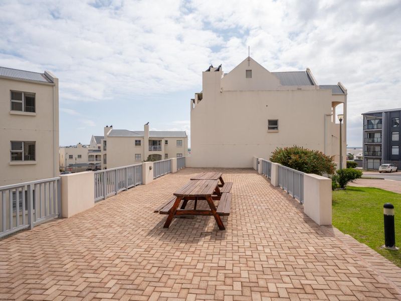 Spectacular FULLY FURNISHED, GROUND FLOOR 2-bedroom apartment in the ever-popular Sunset Heights - Photo 3