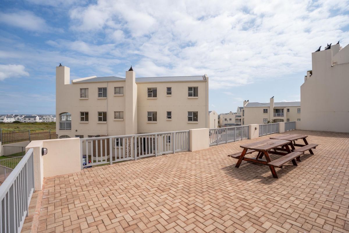 Spectacular FULLY FURNISHED, GROUND FLOOR 2-bedroom apartment in the ever-popular Sunset Heights - Photo 5