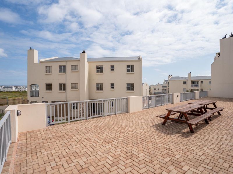 Spectacular FULLY FURNISHED, GROUND FLOOR 2-bedroom apartment in the ever-popular Sunset Heights - Photo 5