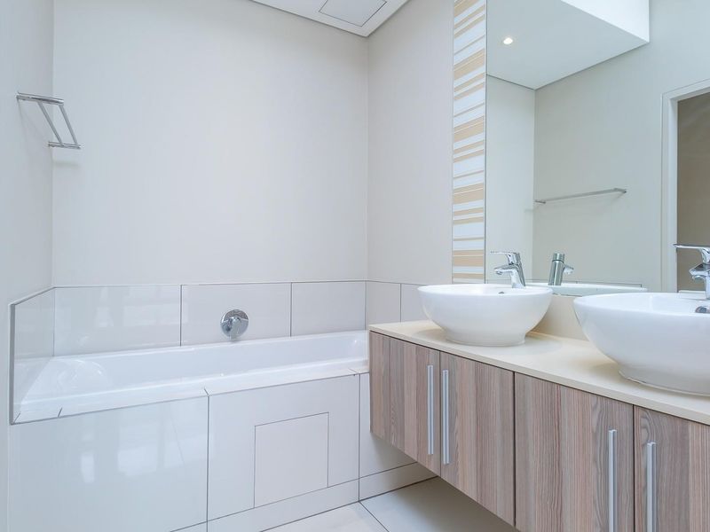 Spacious, bright 2 bed & 2 bath apartment in Rosebank CBD - Photo 10