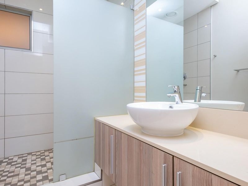 Spacious, bright 2 bed & 2 bath apartment in Rosebank CBD - Photo 9