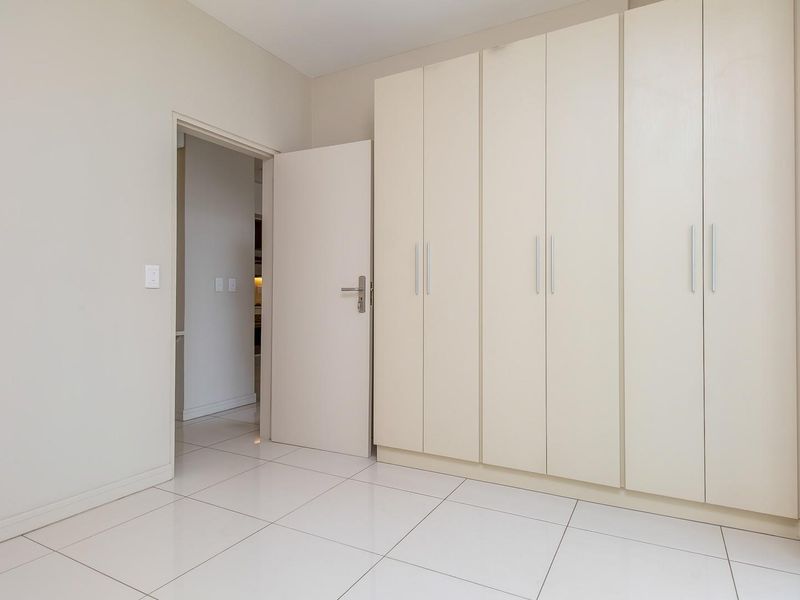 Spacious, bright 2 bed & 2 bath apartment in Rosebank CBD - Photo 8