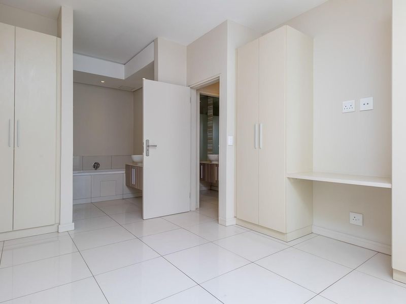Spacious, bright 2 bed & 2 bath apartment in Rosebank CBD - Photo 6