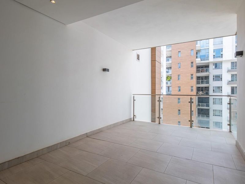 Spacious, bright 2 bed & 2 bath apartment in Rosebank CBD - Photo 4