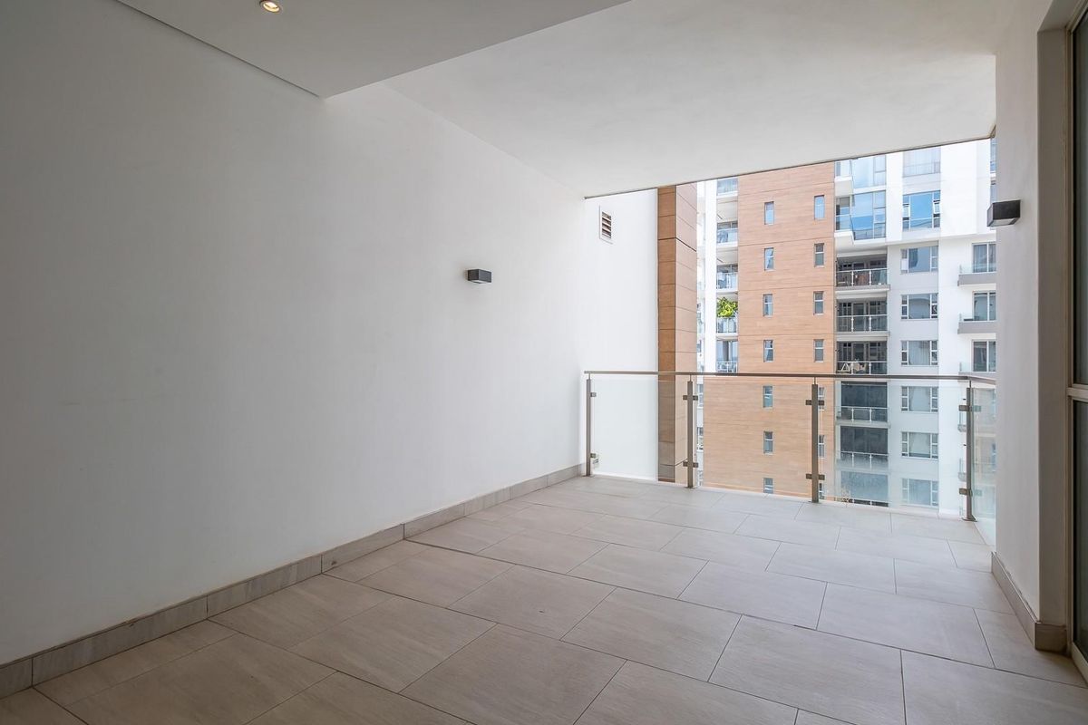 Spacious, bright 2 bed & 2 bath apartment in Rosebank CBD - Photo 4