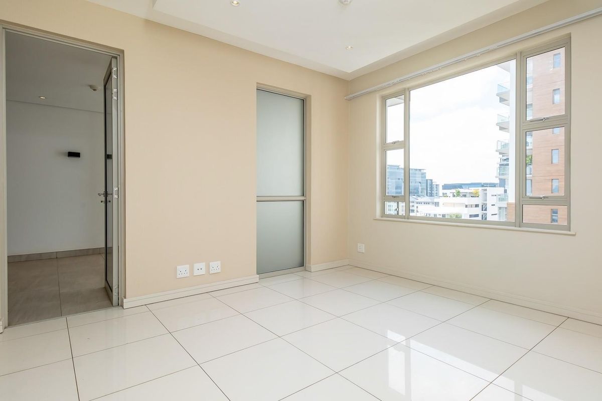 Spacious, bright 2 bed & 2 bath apartment in Rosebank CBD - Photo 3