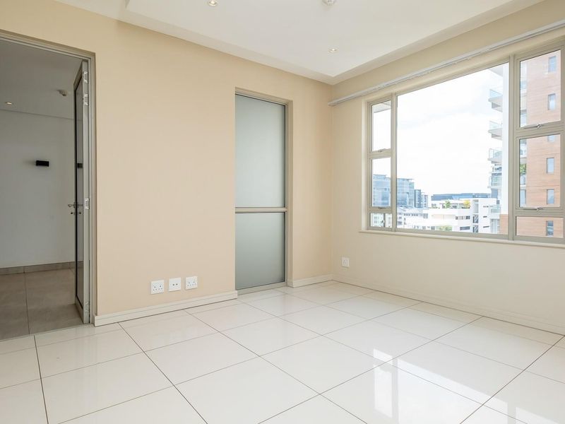 Spacious, bright 2 bed & 2 bath apartment in Rosebank CBD - Photo 3