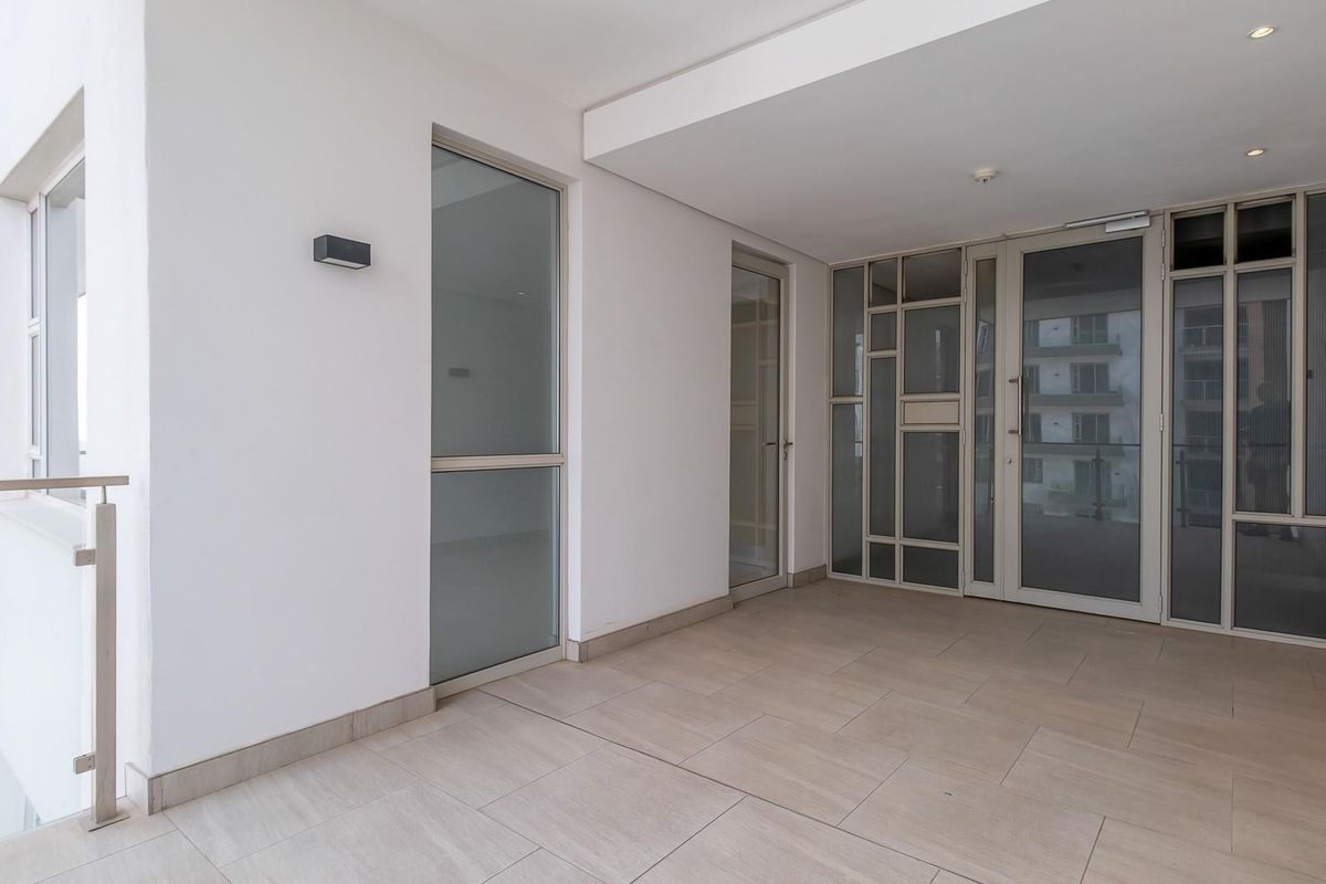 Spacious, bright 2 bed & 2 bath apartment in Rosebank CBD - Photo 5