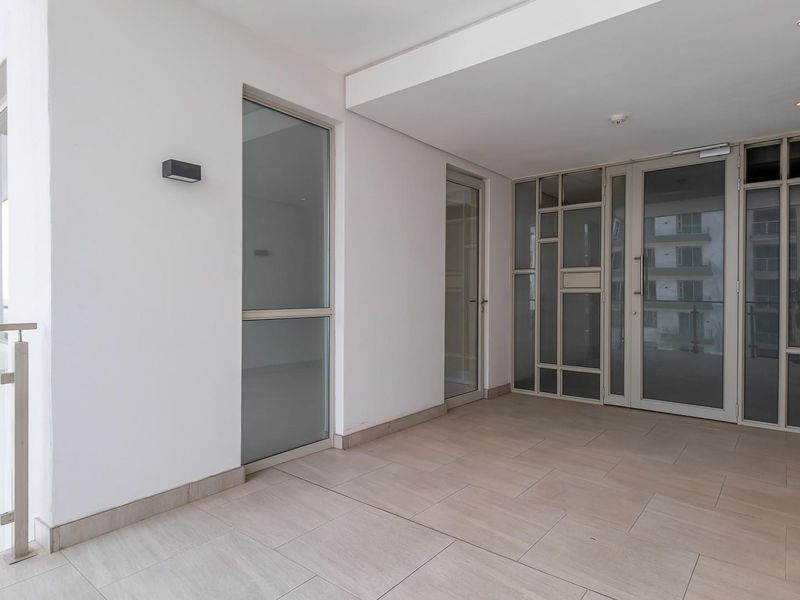 Spacious, bright 2 bed & 2 bath apartment in Rosebank CBD - Photo 5