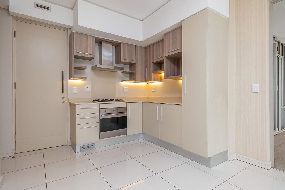 Spacious, bright 2 bed & 2 bath apartment in Rosebank CBD - Photo 2