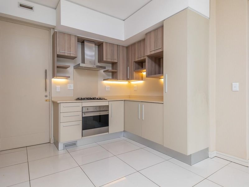 Spacious, bright 2 bed & 2 bath apartment in Rosebank CBD - Photo 2