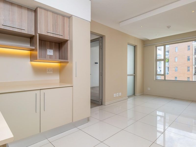 Spacious, bright 2 bed & 2 bath apartment in Rosebank CBD - Photo 1