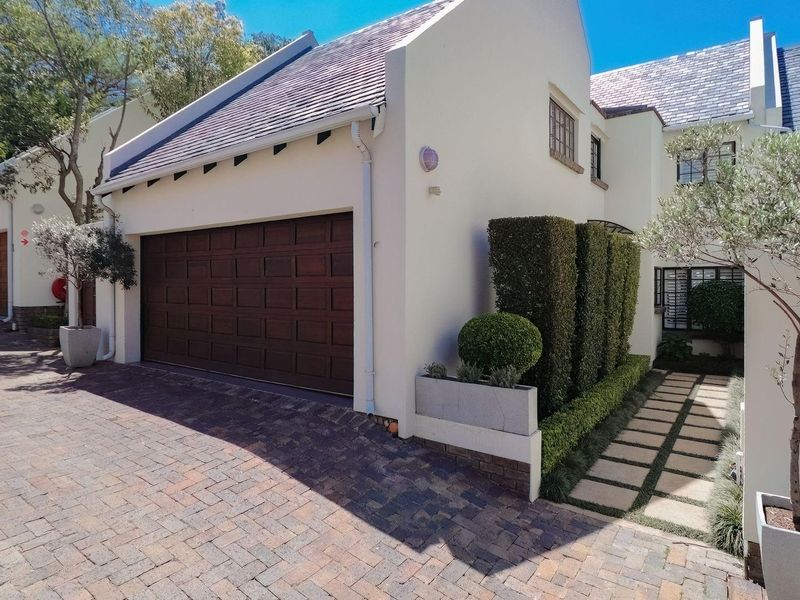 Luxurious 3-Bedroom Duplex with Pool and Flatlet in Secure Complex - Photo 2